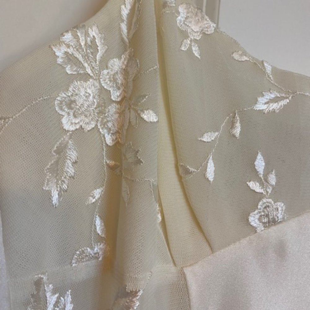 Flora Nirooz Embroidered Satin Nightgown Long Light Cream Size Large - Picture 4 of 13